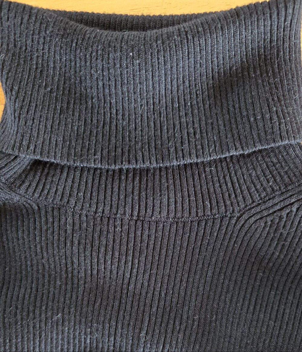 EXPRESS Women's Soft Black Turtleneck Sweater. Like New. - Picture 6 of 10